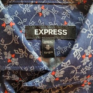 SOLD - Express Navy and Red Floral Patterned Men's Shirt (XS) EUC